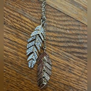 Women's 36" adjustable chain with two leaves 🍃 one covered in rhinestones ✨️